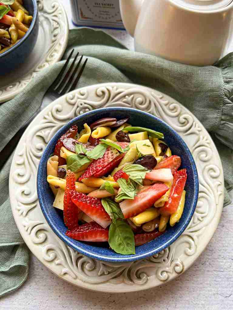 Pasta salad with strawberries and gouda